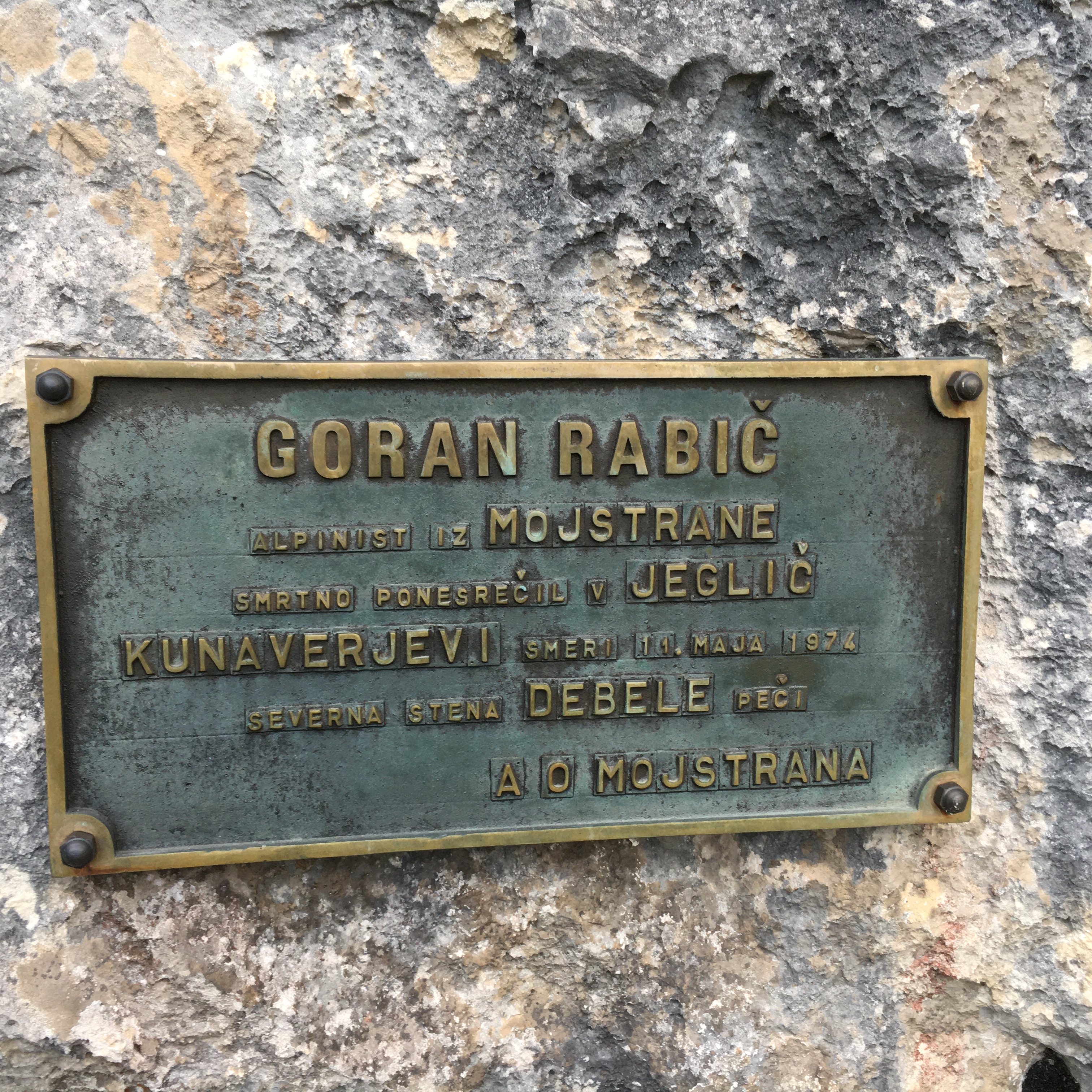 Spominska plošča ponesrečenemu alpinistu iz Mojstrane Goran Rabič - Risanka Goran Rabič